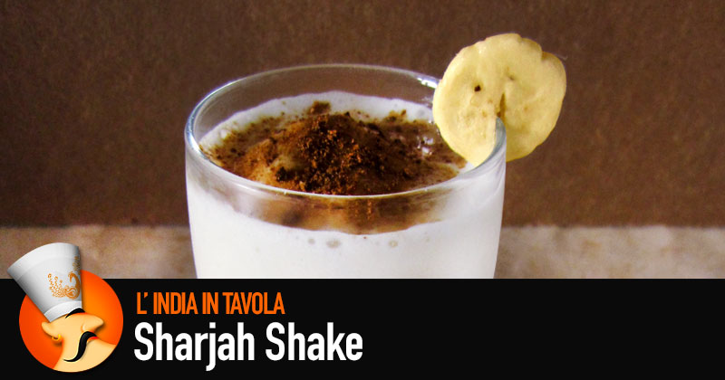 L'India in tavola: lo sharjah shake, un frullato bianco in un alto bicchiere decoarato con un dischetto di banana
