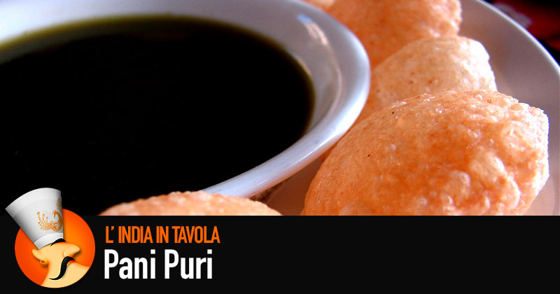 L'India in tavola: pani puri, pane fritto in gonfie palline con una ciotola di salsa scura