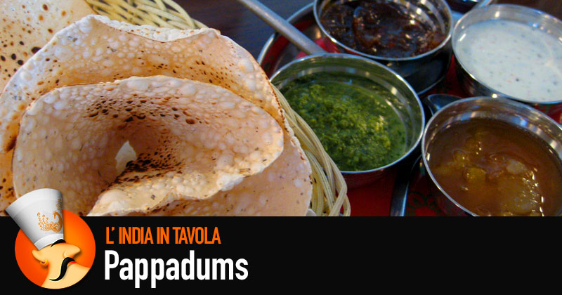 l'india in tavola: pappadum in un cestino di vimini con vicino salsine colorate