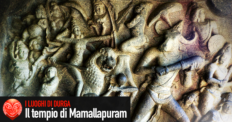 Pannello scultoreo che rappresenta la dea Durga sul leone che scocca una freccia contro un demone dalla testa di bufalo