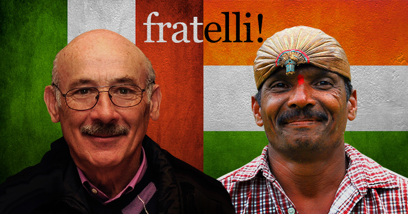 Sullo sfondo della bandiera italiana un signore italiano, su quella indiana un indiano, in alto, centrale la scritta Fratelli!