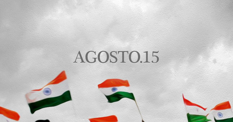 Bandiere tricolore indiane su cielo grigio, con la scritta Agosto 15