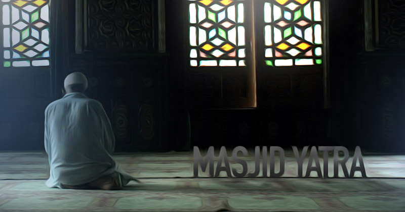 Un musulmano concentato in preghiera davanti a delle vetrate colorate