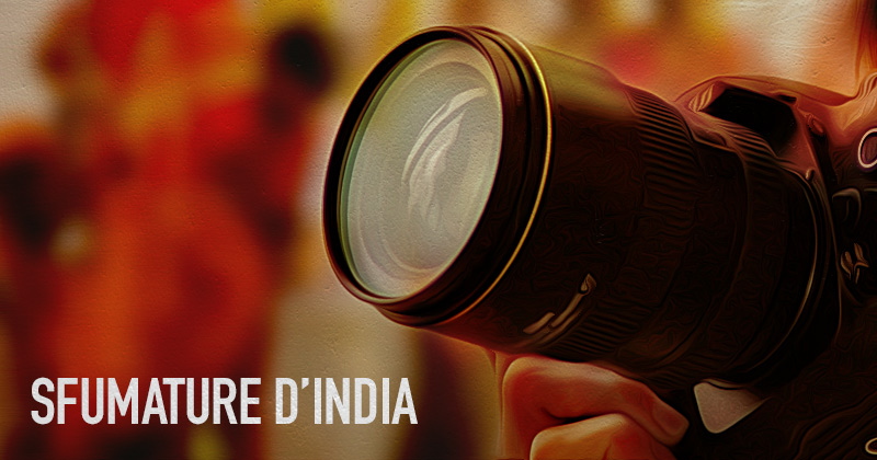un grosso obiettivo di macchina fotografica  e la scritta: sfumature d'India