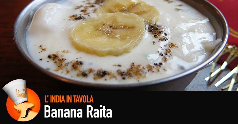 india in tavola: banana raita, una cream bianca, spolverata di scuro con rondelle di banane