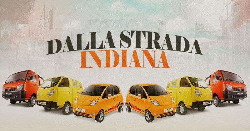 una linea di macchine colorate, sulla sfondo una città indiana e la scritta Sulla Strada Indiana