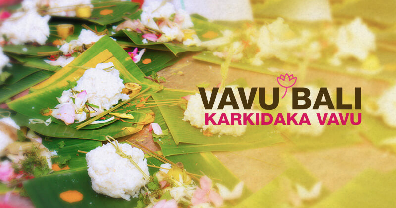 Palline di riso su foglie di banana, con la scritta Karkidaka VavuBali