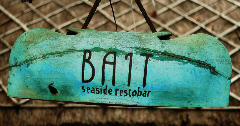 una piccola barca rovescita azzurra: l'insegna del ristorante Bait