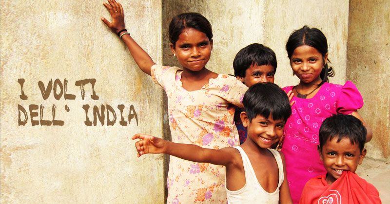 un gruppo di bambini indiani indicano la scritta 