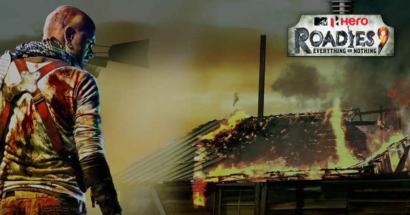 Un uomo di spalle davanti a una casa in fiamme e il logo del programma MTV Roadies