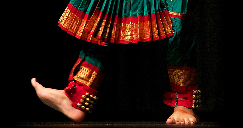 Primo piano ai piedi di una danzatrice indiana