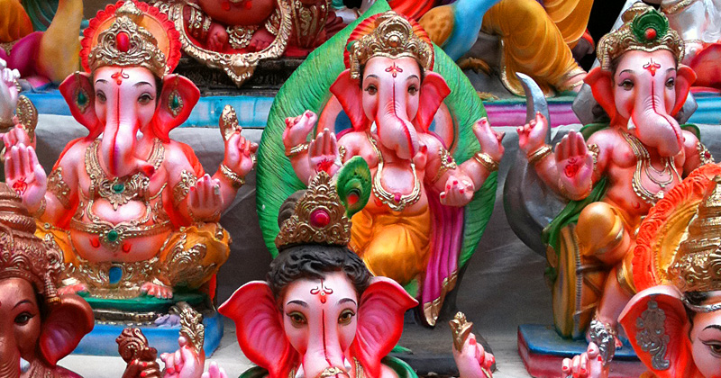 Tante piccole e coloratissime statue di Ganesh