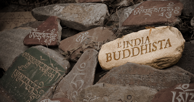 sassi con mantra buddisti e la scritta L'india buiddhista