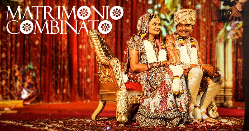 Una giovane coppia di sposi indiano sul palco decorato per il matrimonio