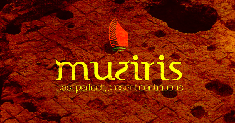 sullo sfondo un muro di mattoni rossi, la scritta Muziris, past perfect present continuos