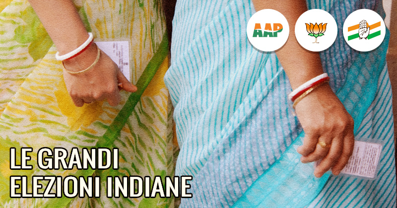 due donne indiane con la scheda elettorale in mano